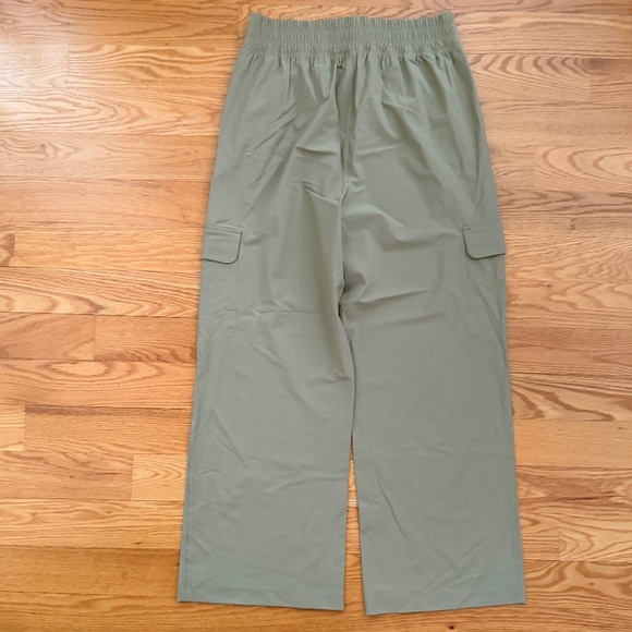 Old Navy NWOT High-Waisted SleekTech Wide-Leg Cargo Pants (M) - Picture 5 of 13